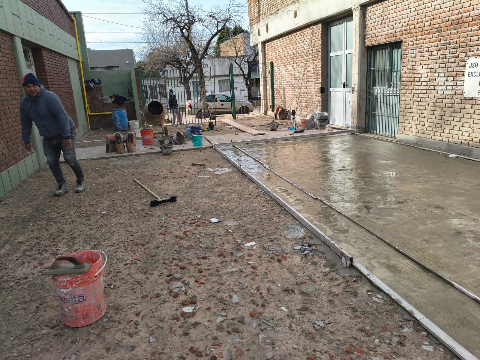 Obras de reparación del piso del patio - Imagen 2